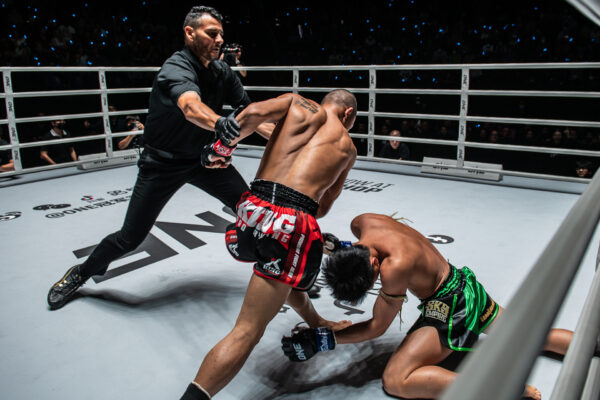 WIN BY KNOCKOUT FAST Thongpoon VS. Tomorrow | ONE LUMPINEE 10