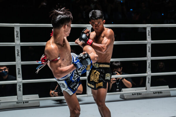 Punches as fast as a machine gun Rak Erawan VS. Chusap | ONE LUMPINEE 10