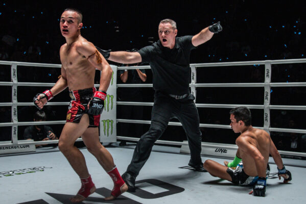 The finisher of Maisangkum punched the Khmer boxer, knocked out round 3 in the Muay Thai battle.