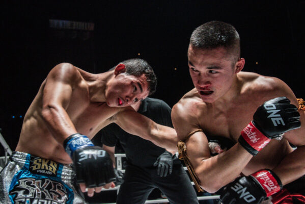 The finisher of Maisangkum punched the Khmer boxer, knocked out round 3 in the Muay Thai battle.