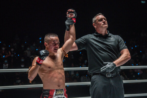 The finisher of Maisangkum punched the Khmer boxer, knocked out round 3 in the Muay Thai battle.