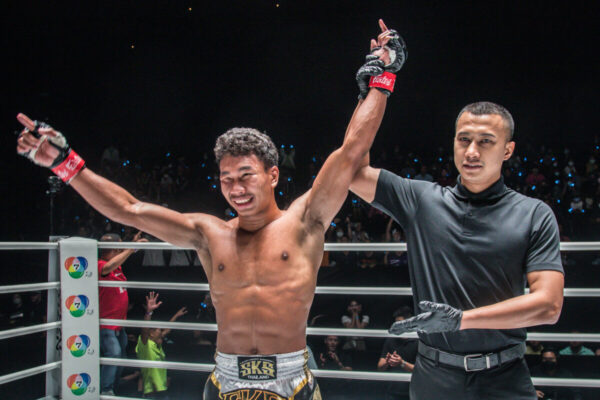 ONE LUMPINEE 8 | “Petsukumvit” does not hold back, takes “Petchmuangsri”, falls in two rounds
