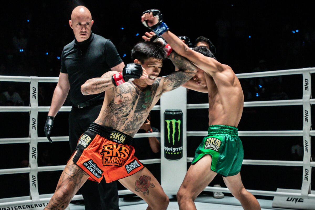 Fierce punch power and the speed of releasing the punch TUBTIMTHONG VS. PETCHNUMCHAI | ONE LUMPINEE 12